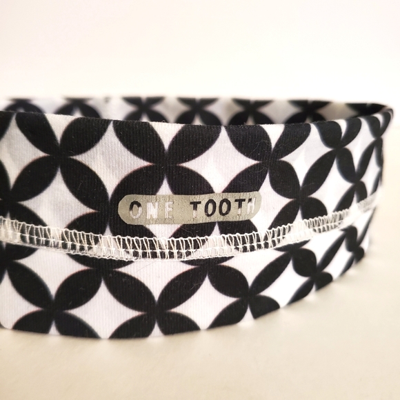 One Tooth - sport athletic headband black and white pattern - Picture 3 of 4